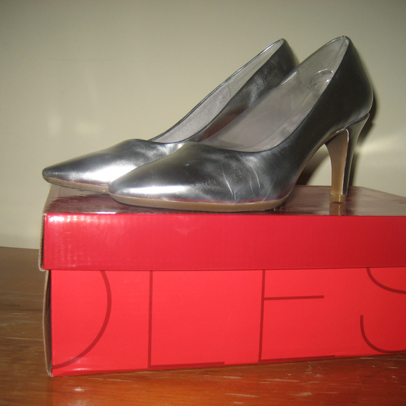 pumps - Picture 1 of 5